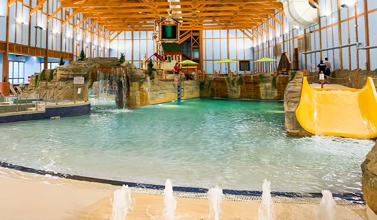 Grand Bear Resort at Starved Rock: indoor waterpark