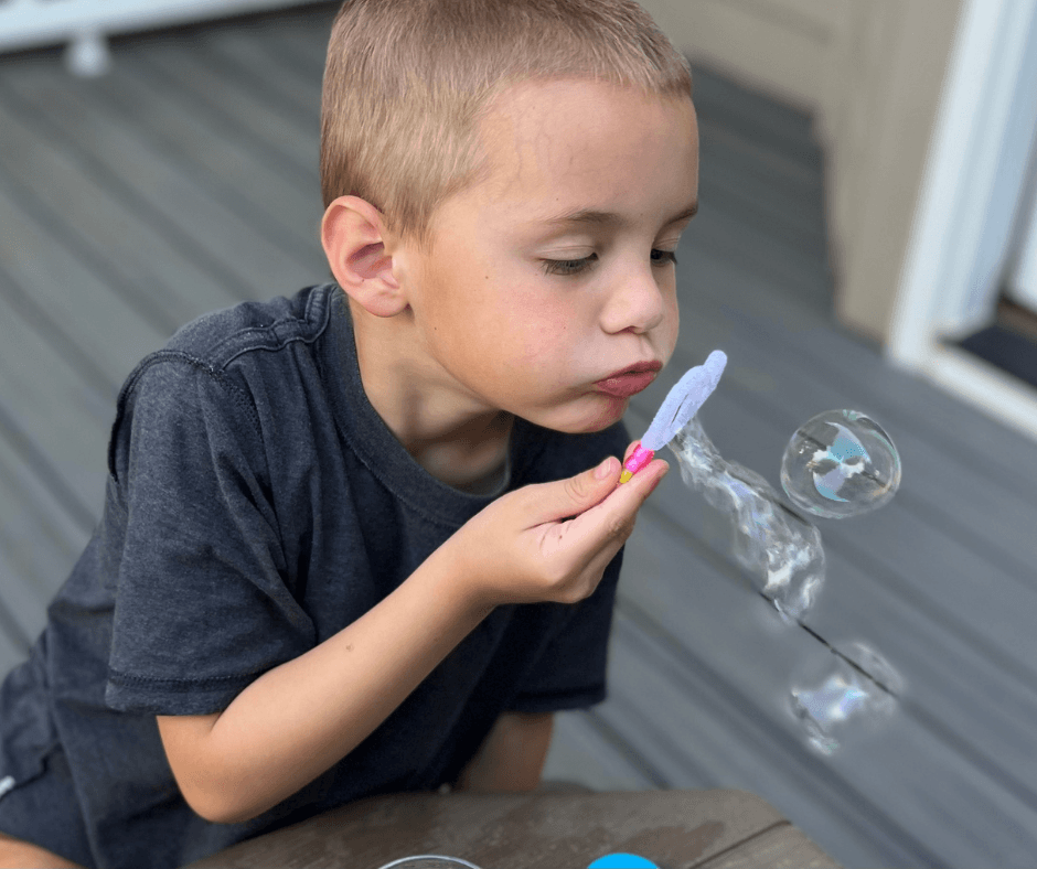 How to Make a Bubble Wand with Pipe Cleaners and Pony Beads: Awesome Summer Craft!